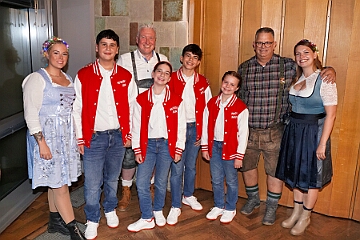 Oktoberf KG RW Rheinh 2025-10-10 02  Oktoberfest - Am Freitag 10. Oktober besuchten wir gemeinsam mit der Prinzencrew se. des. Tollität Prinz Toni I. das Oktoberfest der KG Rot-Weiß Rheinhausen in der Erlöserkirche in Rheinhausen. : DVPJ, Holger II, Kinderprinz Phil II., Prinzessin, Mia I., Prinzessin Mia I., HDK, Duisburg, Karneval, Helau, Tollität, Event, Session 2024, Session 2025, Hauptausschuss, Gemeinschaft, Hauptausschuss Karneval Duisburg, Duisburg ist echt