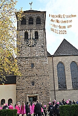 01 AuftaktNordVer 2025-11-07 01  Langer Samstag, der 8. November  - Am Samstagmorgen stand in der Abteikirche der karnevalistische Gottesdienst in Hamborm an. Mit eine kleinen Umzug ging’ s zum dortigen Rathaus. Karnevalsauftakt der Nordvereine. Am frühen Abend dann in Laar zu Rot-Goldenen KG und später zur Party zum Hoppeditzerwachen bei der KG Sonniger Süden. : DVPJ, Holger II, Kinderprinz Phil II., Prinzessin, Mia I., Prinzessin Mia I., HDK, Duisburg, Karneval, Helau, Tollität, Event, Session 2024, Session 2025, Hauptausschuss, Gemeinschaft, Hauptausschuss Karneval Duisburg, Duisburg ist echt