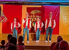 02 HoppedR RG Laar 2025-11-07 01  Langer Samstag, der 8. November  - Am Samstagmorgen stand in der Abteikirche der karnevalistische Gottesdienst in Hamborm an. Mit eine kleinen Umzug ging’ s zum dortigen Rathaus. Karnevalsauftakt der Nordvereine. Am frühen Abend dann in Laar zu Rot-Goldenen KG und später zur Party zum Hoppeditzerwachen bei der KG Sonniger Süden.