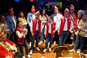 01 Hoppd RW Rheinhausen 2025-11-15 04  Hoppeditzerwachen im Westen - Am Freitagabend, 14. November, besuchten wir in Rheinhausen im „Haus Ettwig“ an der Annastraße das Hoppeditzerwachen der KG Rot- Weiss Rheinhausen. Mit dabei Toni und seine Crew. Mit ihr zusammen besuchten wir dann danach auch in der Aula der Erich Kästner Gesamtschule das Hoppeditzerwachen der KG Narrenhzunft Homberg. : DVPJ, Holger II, Kinderprinz Phil II., Prinzessin, Mia I., Prinzessin Mia I., HDK, Duisburg, Karneval, Helau, Tollität, Event, Session 2024, Session 2025, Hauptausschuss, Gemeinschaft, Hauptausschuss Karneval Duisburg, Duisburg ist echt