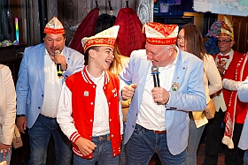 01 Hoppd RW Rheinhausen 2025-11-15 06  Hoppeditzerwachen im Westen - Am Freitagabend, 14. November, besuchten wir in Rheinhausen im „Haus Ettwig“ an der Annastraße das Hoppeditzerwachen der KG Rot- Weiss Rheinhausen. Mit dabei Toni und seine Crew. Mit ihr zusammen besuchten wir dann danach auch in der Aula der Erich Kästner Gesamtschule das Hoppeditzerwachen der KG Narrenhzunft Homberg. : DVPJ, Holger II, Kinderprinz Phil II., Prinzessin, Mia I., Prinzessin Mia I., HDK, Duisburg, Karneval, Helau, Tollität, Event, Session 2024, Session 2025, Hauptausschuss, Gemeinschaft, Hauptausschuss Karneval Duisburg, Duisburg ist echt