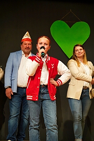 02 Hoppd Narrenz Homb 2025-11-15 04  Hoppeditzerwachen im Westen - Am Freitagabend, 14. November, besuchten wir in Rheinhausen im „Haus Ettwig“ an der Annastraße das Hoppeditzerwachen der KG Rot- Weiss Rheinhausen. Mit dabei Toni und seine Crew. Mit ihr zusammen besuchten wir dann danach auch in der Aula der Erich Kästner Gesamtschule das Hoppeditzerwachen der KG Narrenhzunft Homberg. : DVPJ, Holger II, Kinderprinz Phil II., Prinzessin, Mia I., Prinzessin Mia I., HDK, Duisburg, Karneval, Helau, Tollität, Event, Session 2024, Session 2025, Hauptausschuss, Gemeinschaft, Hauptausschuss Karneval Duisburg, Duisburg ist echt