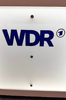 LokalzeitDuisburg 2026-01-07 01  Freitags beim EVD - Nach einem kurzem Hallo im Coupe 1900 sind es zum EVD. Zum letzten Spieltag der Hauptrunde besuchten wir in der PreZero Rheinlandhalle das Eishockeyspiel der „Füchse“ gegen die „Saale Bulls“. Es endete mit einem verdienten Sieg des EVD, 5:1. Die „Füchse“ erreichten damit die Pre-Playoffs!!!