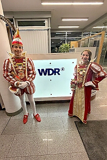 LokalzeitDuisburg 2026-01-07 02  Freitags beim EVD - Nach einem kurzem Hallo im Coupe 1900 sind es zum EVD. Zum letzten Spieltag der Hauptrunde besuchten wir in der PreZero Rheinlandhalle das Eishockeyspiel der „Füchse“ gegen die „Saale Bulls“. Es endete mit einem verdienten Sieg des EVD, 5:1. Die „Füchse“ erreichten damit die Pre-Playoffs!!!