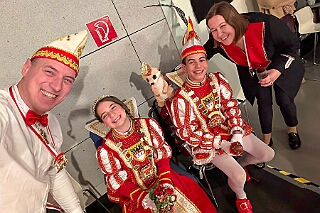 LokalzeitDuisburg 2026-01-07 03  Freitags beim EVD - Nach einem kurzem Hallo im Coupe 1900 sind es zum EVD. Zum letzten Spieltag der Hauptrunde besuchten wir in der PreZero Rheinlandhalle das Eishockeyspiel der „Füchse“ gegen die „Saale Bulls“. Es endete mit einem verdienten Sieg des EVD, 5:1. Die „Füchse“ erreichten damit die Pre-Playoffs!!!