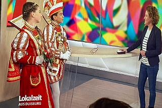 LokalzeitDuisburg 2026-01-07 09  Freitags beim EVD - Nach einem kurzem Hallo im Coupe 1900 sind es zum EVD. Zum letzten Spieltag der Hauptrunde besuchten wir in der PreZero Rheinlandhalle das Eishockeyspiel der „Füchse“ gegen die „Saale Bulls“. Es endete mit einem verdienten Sieg des EVD, 5:1. Die „Füchse“ erreichten damit die Pre-Playoffs!!!