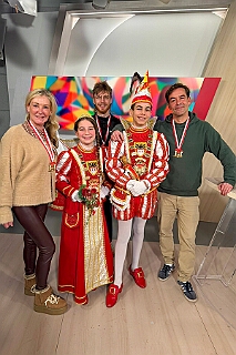 LokalzeitDuisburg 2026-01-07 10  Freitags beim EVD - Nach einem kurzem Hallo im Coupe 1900 sind es zum EVD. Zum letzten Spieltag der Hauptrunde besuchten wir in der PreZero Rheinlandhalle das Eishockeyspiel der „Füchse“ gegen die „Saale Bulls“. Es endete mit einem verdienten Sieg des EVD, 5:1. Die „Füchse“ erreichten damit die Pre-Playoffs!!!