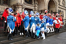 02 Prinzenfrueh Rafthaus 2026- 02-16 02  Rosenmontag 2026 - Es war eigentlich ein toller Tag, wenn nur das Wetter mitgespielt hätte. Beim Wecken von Prinz Toni I. vor dem WYNDHAM Hotel Duisburger Hof war es schon recht ungemütlich. Danach dann ein paar warme Stunden in unserem Rat, beim Prinzenwecken mit OB Sören Link. Pünktlich zum Start des Rosenmontagszugs geht es los mit dem Regen, bis auf kurze Momente hielt er an bis zum Ende des Zuges. Nachdem sich Alle im König Pilsener Festzelt auf gewärmt hatten, kamen auf der Bühne die Verabschiedung von uns, der Kinderprinzencrew 2026, und Prinz Toni I. : DVPJ, Toni I, Kinderprinz Juls I., Juls I., Prinzessin, Aileen I., Prinzessin Aileen I., HDK, Duisburg, Karneval, Helau, Tollität, Event, Session 2025, Session 2026, Hauptausschuss, Gemeinschaft, Hauptausschuss Karneval Duisburg, Duisburg ist echt