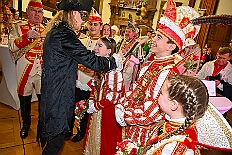 02 Prinzenfrueh Rafthaus 2026- 02-16 18  Rosenmontag 2026 - Es war eigentlich ein toller Tag, wenn nur das Wetter mitgespielt hätte. Beim Wecken von Prinz Toni I. vor dem WYNDHAM Hotel Duisburger Hof war es schon recht ungemütlich. Danach dann ein paar warme Stunden in unserem Rat, beim Prinzenwecken mit OB Sören Link. Pünktlich zum Start des Rosenmontagszugs geht es los mit dem Regen, bis auf kurze Momente hielt er an bis zum Ende des Zuges. Nachdem sich Alle im König Pilsener Festzelt auf gewärmt hatten, kamen auf der Bühne die Verabschiedung von uns, der Kinderprinzencrew 2026, und Prinz Toni I. : DVPJ, Toni I, Kinderprinz Juls I., Juls I., Prinzessin, Aileen I., Prinzessin Aileen I., HDK, Duisburg, Karneval, Helau, Tollität, Event, Session 2025, Session 2026, Hauptausschuss, Gemeinschaft, Hauptausschuss Karneval Duisburg, Duisburg ist echt
