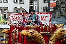 03 Rosenmontagzug 2026- 02-16 22  Rosenmontag 2026 - Es war eigentlich ein toller Tag, wenn nur das Wetter mitgespielt hätte. Beim Wecken von Prinz Toni I. vor dem WYNDHAM Hotel Duisburger Hof war es schon recht ungemütlich. Danach dann ein paar warme Stunden in unserem Rat, beim Prinzenwecken mit OB Sören Link. Pünktlich zum Start des Rosenmontagszugs geht es los mit dem Regen, bis auf kurze Momente hielt er an bis zum Ende des Zuges. Nachdem sich Alle im König Pilsener Festzelt auf gewärmt hatten, kamen auf der Bühne die Verabschiedung von uns, der Kinderprinzencrew 2026, und Prinz Toni I. : DVPJ, Toni I, Kinderprinz Juls I., Juls I., Prinzessin, Aileen I., Prinzessin Aileen I., HDK, Duisburg, Karneval, Helau, Tollität, Event, Session 2025, Session 2026, Hauptausschuss, Gemeinschaft, Hauptausschuss Karneval Duisburg, Duisburg ist echt