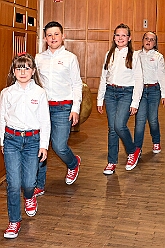 Wahlabend HDK 2026- 04-17 10  Wir sind jetzt die Kinderprinzencrew - In und vor der Mensa der Gesamtschule Stadtmitte war von Beginn großartige Stimmung. Wir, die designierte Kinderprinzencrew mit Prinz Niklas I., Prinzessin Greta I., den Paginen Leonie und Hanna waren   vor der Wahl bei der Präsidentenversammlung ziemlich nervös. Aber später präsentierten wir uns auf der Bühne doch schon recht souverän. Viele Gratulanten war gekommen um uns und dem designierten Stadtprinz Oliver I. zu gratulieren. : DVPJ, Oliver I, Kinderprinz Niklas I., Niklas I., Prinzessin, Greta I., Prinzessin Greta I., HDK, Duisburg, Karneval, Helau, Tollität, Event, Session 2026, Session 2027, Hauptausschuss, Gemeinschaft, Hauptausschuss Karneval Duisburg, Duisburg ist echt