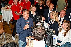 Wahlabend HDK 2026- 04-17 28  Wir sind jetzt die Kinderprinzencrew - In und vor der Mensa der Gesamtschule Stadtmitte war von Beginn großartige Stimmung. Wir, die designierte Kinderprinzencrew mit Prinz Niklas I., Prinzessin Greta I., den Paginen Leonie und Hanna waren   vor der Wahl bei der Präsidentenversammlung ziemlich nervös. Aber später präsentierten wir uns auf der Bühne doch schon recht souverän. Viele Gratulanten war gekommen um uns und dem designierten Stadtprinz Oliver I. zu gratulieren. : DVPJ, Oliver I, Kinderprinz Niklas I., Niklas I., Prinzessin, Greta I., Prinzessin Greta I., HDK, Duisburg, Karneval, Helau, Tollität, Event, Session 2026, Session 2027, Hauptausschuss, Gemeinschaft, Hauptausschuss Karneval Duisburg, Duisburg ist echt