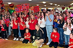 Wahlabend HDK 2026- 04-17 37  Wir sind jetzt die Kinderprinzencrew - In und vor der Mensa der Gesamtschule Stadtmitte war von Beginn großartige Stimmung. Wir, die designierte Kinderprinzencrew mit Prinz Niklas I., Prinzessin Greta I., den Paginen Leonie und Hanna waren   vor der Wahl bei der Präsidentenversammlung ziemlich nervös. Aber später präsentierten wir uns auf der Bühne doch schon recht souverän. Viele Gratulanten war gekommen um uns und dem designierten Stadtprinz Oliver I. zu gratulieren. : DVPJ, Oliver I, Kinderprinz Niklas I., Niklas I., Prinzessin, Greta I., Prinzessin Greta I., HDK, Duisburg, Karneval, Helau, Tollität, Event, Session 2026, Session 2027, Hauptausschuss, Gemeinschaft, Hauptausschuss Karneval Duisburg, Duisburg ist echt