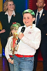 Wahlabend HDK 2026- 04-17 40  Wir sind jetzt die Kinderprinzencrew - In und vor der Mensa der Gesamtschule Stadtmitte war von Beginn großartige Stimmung. Wir, die designierte Kinderprinzencrew mit Prinz Niklas I., Prinzessin Greta I., den Paginen Leonie und Hanna waren   vor der Wahl bei der Präsidentenversammlung ziemlich nervös. Aber später präsentierten wir uns auf der Bühne doch schon recht souverän. Viele Gratulanten war gekommen um uns und dem designierten Stadtprinz Oliver I. zu gratulieren. : DVPJ, Oliver I, Kinderprinz Niklas I., Niklas I., Prinzessin, Greta I., Prinzessin Greta I., HDK, Duisburg, Karneval, Helau, Tollität, Event, Session 2026, Session 2027, Hauptausschuss, Gemeinschaft, Hauptausschuss Karneval Duisburg, Duisburg ist echt