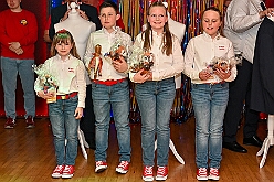 Wahlabend HDK 2026- 04-17 47  Wir sind jetzt die Kinderprinzencrew - In und vor der Mensa der Gesamtschule Stadtmitte war von Beginn großartige Stimmung. Wir, die designierte Kinderprinzencrew mit Prinz Niklas I., Prinzessin Greta I., den Paginen Leonie und Hanna waren   vor der Wahl bei der Präsidentenversammlung ziemlich nervös. Aber später präsentierten wir uns auf der Bühne doch schon recht souverän. Viele Gratulanten war gekommen um uns und dem designierten Stadtprinz Oliver I. zu gratulieren. : DVPJ, Oliver I, Kinderprinz Niklas I., Niklas I., Prinzessin, Greta I., Prinzessin Greta I., HDK, Duisburg, Karneval, Helau, Tollität, Event, Session 2026, Session 2027, Hauptausschuss, Gemeinschaft, Hauptausschuss Karneval Duisburg, Duisburg ist echt