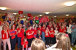 Wahlabend HDK 2026- 04-17 49  Wir sind jetzt die Kinderprinzencrew - In und vor der Mensa der Gesamtschule Stadtmitte war von Beginn großartige Stimmung. Wir, die designierte Kinderprinzencrew mit Prinz Niklas I., Prinzessin Greta I., den Paginen Leonie und Hanna waren   vor der Wahl bei der Präsidentenversammlung ziemlich nervös. Aber später präsentierten wir uns auf der Bühne doch schon recht souverän. Viele Gratulanten war gekommen um uns und dem designierten Stadtprinz Oliver I. zu gratulieren. : DVPJ, Oliver I, Kinderprinz Niklas I., Niklas I., Prinzessin, Greta I., Prinzessin Greta I., HDK, Duisburg, Karneval, Helau, Tollität, Event, Session 2026, Session 2027, Hauptausschuss, Gemeinschaft, Hauptausschuss Karneval Duisburg, Duisburg ist echt