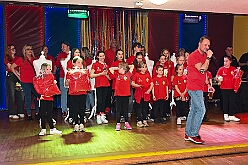 Wahlabend HDK 2026- 04-17 54  Wir sind jetzt die Kinderprinzencrew - In und vor der Mensa der Gesamtschule Stadtmitte war von Beginn großartige Stimmung. Wir, die designierte Kinderprinzencrew mit Prinz Niklas I., Prinzessin Greta I., den Paginen Leonie und Hanna waren   vor der Wahl bei der Präsidentenversammlung ziemlich nervös. Aber später präsentierten wir uns auf der Bühne doch schon recht souverän. Viele Gratulanten war gekommen um uns und dem designierten Stadtprinz Oliver I. zu gratulieren. : DVPJ, Oliver I, Kinderprinz Niklas I., Niklas I., Prinzessin, Greta I., Prinzessin Greta I., HDK, Duisburg, Karneval, Helau, Tollität, Event, Session 2026, Session 2027, Hauptausschuss, Gemeinschaft, Hauptausschuss Karneval Duisburg, Duisburg ist echt