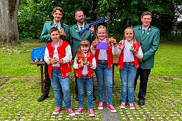 Schuetzenfest BSV DU-Wedau 2026-06-04 09  Greta schoss den Vogel ab - Am Donnerstag, 4. Juni, waren wir auf Einladung von Paricia und Jürgen Heusinger auf dem Schützenfest des Bürgern Schützenvereins Duisburg Wedau zum „Bürgerschießen“. Auf dem Festplatz am Wambachsee haben wir am am „Tellschießen“, mit der Armbrust, Teilgenommen. Unsere Greta hat den  „Vogel abgeschossen“ und ist jetzt „Bürger-Tellprinzessin 2026“. : DVPJ, Oliver I, Kinderprinz Niklas I., Niklas I., Prinzessin, Greta I., Prinzessin Greta I., HDK, Duisburg, Karneval, Helau, Tollität, Event, Session 2026, Session 2027, Hauptausschuss, Gemeinschaft, Hauptausschuss Karneval Duisburg, Duisburg ist echt