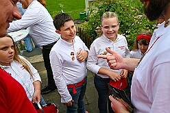 02 Sommerf Stadtgarde 2026- 06-13  13  Sommerfeste zum Ersten - Wir fuhren zum ersten Sommerfest auf die andre Rheinseite nach Moers. Der Besuch bei den Grafschafter Funken gehört schon zur Tradition. Danach erwartete uns ein großartiger Empfang beim Heimspiel auf dem Sommerfest unserer Stadtgarde. : DVPJ, Oliver I, Kinderprinz Niklas I., Niklas I., Prinzessin, Greta I., Prinzessin Greta I., HDK, Duisburg, Karneval, Helau, Tollität, Event, Session 2026, Session 2027, Hauptausschuss, Gemeinschaft, Hauptausschuss Karneval Duisburg, Duisburg ist echt