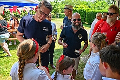 01 Sommerf RW HambMarxl 2026- 06-20 15  Sommerfeste bei 30° C im Schatten - 20. Juni, an diesem heißen Samstag starteten wir auf dem Sommerfest der 1. Gr. KG Rot-Weiß Hamborn-Marxloh. Vom Norden führte uns dann der Weg in den Westen, das Sommerfest der Narrenzunft in Homberg war das Ziel. Die letzte Station war dann die „Sommerschnauze“, das Sommerfest vom Tierschutzzentrum Duisburg e.V. : DVPJ, Oliver I, Kinderprinz Niklas I., Niklas I., Prinzessin, Greta I., Prinzessin Greta I., HDK, Duisburg, Karneval, Helau, Tollität, Event, Session 2026, Session 2027, Hauptausschuss, Gemeinschaft, Hauptausschuss Karneval Duisburg, Duisburg ist echt
