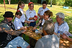 01 Sommerf RW HambMarxl 2026- 06-20 16  Sommerfeste bei 30° C im Schatten - 20. Juni, an diesem heißen Samstag starteten wir auf dem Sommerfest der 1. Gr. KG Rot-Weiß Hamborn-Marxloh. Vom Norden führte uns dann der Weg in den Westen, das Sommerfest der Narrenzunft in Homberg war das Ziel. Die letzte Station war dann die „Sommerschnauze“, das Sommerfest vom Tierschutzzentrum Duisburg e.V. : DVPJ, Oliver I, Kinderprinz Niklas I., Niklas I., Prinzessin, Greta I., Prinzessin Greta I., HDK, Duisburg, Karneval, Helau, Tollität, Event, Session 2026, Session 2027, Hauptausschuss, Gemeinschaft, Hauptausschuss Karneval Duisburg, Duisburg ist echt