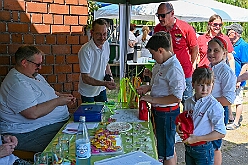 02 Sommerf Narrenz Homberg 2026- 06-20 04  Sommerfeste bei 30° C im Schatten - 20. Juni, an diesem heißen Samstag starteten wir auf dem Sommerfest der 1. Gr. KG Rot-Weiß Hamborn-Marxloh. Vom Norden führte uns dann der Weg in den Westen, das Sommerfest der Narrenzunft in Homberg war das Ziel. Die letzte Station war dann die „Sommerschnauze“, das Sommerfest vom Tierschutzzentrum Duisburg e.V. : DVPJ, Oliver I, Kinderprinz Niklas I., Niklas I., Prinzessin, Greta I., Prinzessin Greta I., HDK, Duisburg, Karneval, Helau, Tollität, Event, Session 2026, Session 2027, Hauptausschuss, Gemeinschaft, Hauptausschuss Karneval Duisburg, Duisburg ist echt