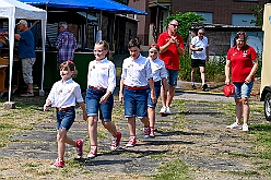 02 Sommerf Narrenz Homberg 2026- 06-20 08  Sommerfeste bei 30° C im Schatten - 20. Juni, an diesem heißen Samstag starteten wir auf dem Sommerfest der 1. Gr. KG Rot-Weiß Hamborn-Marxloh. Vom Norden führte uns dann der Weg in den Westen, das Sommerfest der Narrenzunft in Homberg war das Ziel. Die letzte Station war dann die „Sommerschnauze“, das Sommerfest vom Tierschutzzentrum Duisburg e.V. : DVPJ, Oliver I, Kinderprinz Niklas I., Niklas I., Prinzessin, Greta I., Prinzessin Greta I., HDK, Duisburg, Karneval, Helau, Tollität, Event, Session 2026, Session 2027, Hauptausschuss, Gemeinschaft, Hauptausschuss Karneval Duisburg, Duisburg ist echt