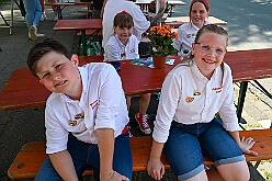 03 Sommerf Tierschutz DU 2026- 06-20 02  Sommerfeste bei 30° C im Schatten - 20. Juni, an diesem heißen Samstag starteten wir auf dem Sommerfest der 1. Gr. KG Rot-Weiß Hamborn-Marxloh. Vom Norden führte uns dann der Weg in den Westen, das Sommerfest der Narrenzunft in Homberg war das Ziel. Die letzte Station war dann die „Sommerschnauze“, das Sommerfest vom Tierschutzzentrum Duisburg e.V. : DVPJ, Oliver I, Kinderprinz Niklas I., Niklas I., Prinzessin, Greta I., Prinzessin Greta I., HDK, Duisburg, Karneval, Helau, Tollität, Event, Session 2026, Session 2027, Hauptausschuss, Gemeinschaft, Hauptausschuss Karneval Duisburg, Duisburg ist echt