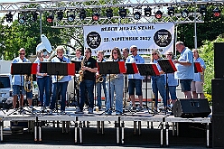 01 Musikt RuhrpottGugg 2026- 07-04 01  Vom Musiktreffen zum Sommerfest - Am Samstag, 4. Juli, besuchten wir zuerst das Musik- und Freundschaftstreffen der „Ruhrpott-Guggis“ auf dem Platz vor „Manu´s Treff“ im Logport. Zum Sommerfest der KG MCV 1979 ging es anschließend dann nach Meiderich an die Bahnhofsstraße. : DVPJ, Oliver I, Kinderprinz Niklas I., Niklas I., Prinzessin, Greta I., Prinzessin Greta I., HDK, Duisburg, Karneval, Helau, Tollität, Event, Session 2026, Session 2027, Hauptausschuss, Gemeinschaft, Hauptausschuss Karneval Duisburg, Duisburg ist echt