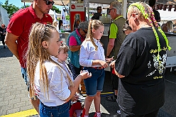 01 Musikt RuhrpottGugg 2026- 07-04 21  Vom Musiktreffen zum Sommerfest - Am Samstag, 4. Juli, besuchten wir zuerst das Musik- und Freundschaftstreffen der „Ruhrpott-Guggis“ auf dem Platz vor „Manu´s Treff“ im Logport. Zum Sommerfest der KG MCV 1979 ging es anschließend dann nach Meiderich an die Bahnhofsstraße. : DVPJ, Oliver I, Kinderprinz Niklas I., Niklas I., Prinzessin, Greta I., Prinzessin Greta I., HDK, Duisburg, Karneval, Helau, Tollität, Event, Session 2026, Session 2027, Hauptausschuss, Gemeinschaft, Hauptausschuss Karneval Duisburg, Duisburg ist echt
