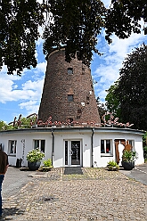 02 Sommerf MCV1979 2026- 07-04 02  Vom Musiktreffen zum Sommerfest - Am Samstag, 4. Juli, besuchten wir zuerst das Musik- und Freundschaftstreffen der „Ruhrpott-Guggis“ auf dem Platz vor „Manu´s Treff“ im Logport. Zum Sommerfest der KG MCV 1979 ging es anschließend dann nach Meiderich an die Bahnhofsstraße. : DVPJ, Oliver I, Kinderprinz Niklas I., Niklas I., Prinzessin, Greta I., Prinzessin Greta I., HDK, Duisburg, Karneval, Helau, Tollität, Event, Session 2026, Session 2027, Hauptausschuss, Gemeinschaft, Hauptausschuss Karneval Duisburg, Duisburg ist echt