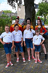02 Sommerf MCV1979 2026- 07-04 05  Vom Musiktreffen zum Sommerfest - Am Samstag, 4. Juli, besuchten wir zuerst das Musik- und Freundschaftstreffen der „Ruhrpott-Guggis“ auf dem Platz vor „Manu´s Treff“ im Logport. Zum Sommerfest der KG MCV 1979 ging es anschließend dann nach Meiderich an die Bahnhofsstraße. : DVPJ, Oliver I, Kinderprinz Niklas I., Niklas I., Prinzessin, Greta I., Prinzessin Greta I., HDK, Duisburg, Karneval, Helau, Tollität, Event, Session 2026, Session 2027, Hauptausschuss, Gemeinschaft, Hauptausschuss Karneval Duisburg, Duisburg ist echt