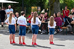 02 Sommerf MCV1979 2026- 07-04 11  Vom Musiktreffen zum Sommerfest - Am Samstag, 4. Juli, besuchten wir zuerst das Musik- und Freundschaftstreffen der „Ruhrpott-Guggis“ auf dem Platz vor „Manu´s Treff“ im Logport. Zum Sommerfest der KG MCV 1979 ging es anschließend dann nach Meiderich an die Bahnhofsstraße. : DVPJ, Oliver I, Kinderprinz Niklas I., Niklas I., Prinzessin, Greta I., Prinzessin Greta I., HDK, Duisburg, Karneval, Helau, Tollität, Event, Session 2026, Session 2027, Hauptausschuss, Gemeinschaft, Hauptausschuss Karneval Duisburg, Duisburg ist echt