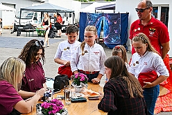 02 Sommerf MCV1979 2026- 07-04 13  Vom Musiktreffen zum Sommerfest - Am Samstag, 4. Juli, besuchten wir zuerst das Musik- und Freundschaftstreffen der „Ruhrpott-Guggis“ auf dem Platz vor „Manu´s Treff“ im Logport. Zum Sommerfest der KG MCV 1979 ging es anschließend dann nach Meiderich an die Bahnhofsstraße. : DVPJ, Oliver I, Kinderprinz Niklas I., Niklas I., Prinzessin, Greta I., Prinzessin Greta I., HDK, Duisburg, Karneval, Helau, Tollität, Event, Session 2026, Session 2027, Hauptausschuss, Gemeinschaft, Hauptausschuss Karneval Duisburg, Duisburg ist echt