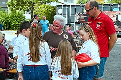 02 Sommerf MCV1979 2026- 07-04 14  Vom Musiktreffen zum Sommerfest - Am Samstag, 4. Juli, besuchten wir zuerst das Musik- und Freundschaftstreffen der „Ruhrpott-Guggis“ auf dem Platz vor „Manu´s Treff“ im Logport. Zum Sommerfest der KG MCV 1979 ging es anschließend dann nach Meiderich an die Bahnhofsstraße. : DVPJ, Oliver I, Kinderprinz Niklas I., Niklas I., Prinzessin, Greta I., Prinzessin Greta I., HDK, Duisburg, Karneval, Helau, Tollität, Event, Session 2026, Session 2027, Hauptausschuss, Gemeinschaft, Hauptausschuss Karneval Duisburg, Duisburg ist echt