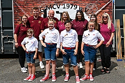 02 Sommerf MCV1979 2026- 07-04 16  Vom Musiktreffen zum Sommerfest - Am Samstag, 4. Juli, besuchten wir zuerst das Musik- und Freundschaftstreffen der „Ruhrpott-Guggis“ auf dem Platz vor „Manu´s Treff“ im Logport. Zum Sommerfest der KG MCV 1979 ging es anschließend dann nach Meiderich an die Bahnhofsstraße. : DVPJ, Oliver I, Kinderprinz Niklas I., Niklas I., Prinzessin, Greta I., Prinzessin Greta I., HDK, Duisburg, Karneval, Helau, Tollität, Event, Session 2026, Session 2027, Hauptausschuss, Gemeinschaft, Hauptausschuss Karneval Duisburg, Duisburg ist echt