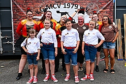 02 Sommerf MCV1979 2026- 07-04 17  Vom Musiktreffen zum Sommerfest - Am Samstag, 4. Juli, besuchten wir zuerst das Musik- und Freundschaftstreffen der „Ruhrpott-Guggis“ auf dem Platz vor „Manu´s Treff“ im Logport. Zum Sommerfest der KG MCV 1979 ging es anschließend dann nach Meiderich an die Bahnhofsstraße. : DVPJ, Oliver I, Kinderprinz Niklas I., Niklas I., Prinzessin, Greta I., Prinzessin Greta I., HDK, Duisburg, Karneval, Helau, Tollität, Event, Session 2026, Session 2027, Hauptausschuss, Gemeinschaft, Hauptausschuss Karneval Duisburg, Duisburg ist echt