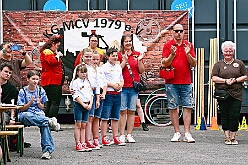 02 Sommerf MCV1979 2026- 07-04 19  Vom Musiktreffen zum Sommerfest - Am Samstag, 4. Juli, besuchten wir zuerst das Musik- und Freundschaftstreffen der „Ruhrpott-Guggis“ auf dem Platz vor „Manu´s Treff“ im Logport. Zum Sommerfest der KG MCV 1979 ging es anschließend dann nach Meiderich an die Bahnhofsstraße. : DVPJ, Oliver I, Kinderprinz Niklas I., Niklas I., Prinzessin, Greta I., Prinzessin Greta I., HDK, Duisburg, Karneval, Helau, Tollität, Event, Session 2026, Session 2027, Hauptausschuss, Gemeinschaft, Hauptausschuss Karneval Duisburg, Duisburg ist echt
