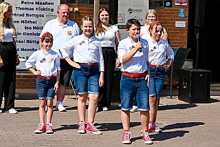 Sommerf KG Baerl 2026- 07-11 13  Blau-Gelbes Sommerfest - Im äußersten Nordwesten, rund 17 Kilometer von der City entfernt, in Baerl feierte die 1. KG Baerl Blau-Gelb e.V. bei strahlendem Sonnenschein auf dem Gelände des TUS Baerl ihr Sommerfest. : DVPJ, Oliver I, Kinderprinz Niklas I., Niklas I., Prinzessin, Greta I., Prinzessin Greta I., HDK, Duisburg, Karneval, Helau, Tollität, Event, Session 2026, Session 2027, Hauptausschuss, Gemeinschaft, Hauptausschuss Karneval Duisburg, Duisburg ist echt