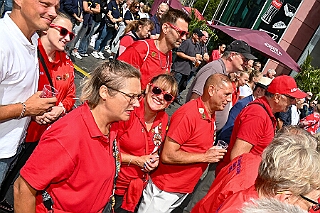 SommerBiwak 2026- 07-19 22  Unser Sommerbiwak 2026 - Am Sonntag des Duisburger Stadtfestes 2015 fand das 1. Sommerbiwak vom HDK. In diesem Jahr präsentierten wir auch wieder ein buntes Programm auf der Hauptbühne vor dem City-Palais. Neben den KG´s „Roten Funken“, „Piraten des Südens“, „Duisburger Musketiere“, „Königreich Duissern“ und die „Stark reduzierten Einzelstücke“ lieferten auch die designierten Prinzencrews ihre Beiträge dazu. Zum Abschluss kam dann die Band „Kempkes Feinest“ auf die Bühne : DVPJ, Prinz, Prinzessin, Pagen, HDK, Duisburg, Karneval, Helau, Tollität, Event, Session 2025, Session 2026, Oliver I, Niklas I., Greta I., Hauptausschuss, Gemeinschaft, Hauptausschuss Karneval Duisburg, Duisburg ist echt